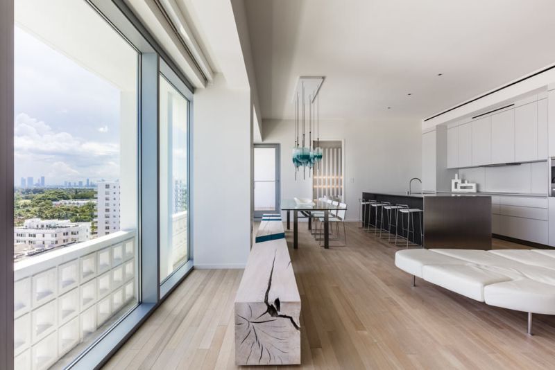Floor-to-ceiling windows offers mesmerizing ocean views