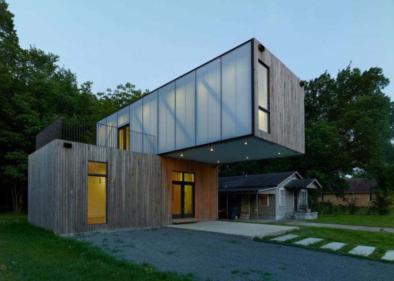 Elongated structure strengthened through steel truss