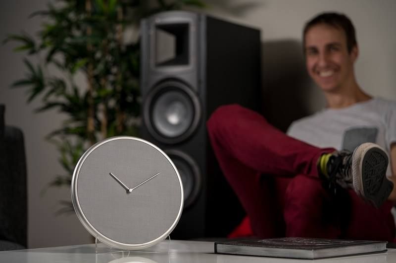 Place it on a table or mount it on a wall, will display your notifications smartly