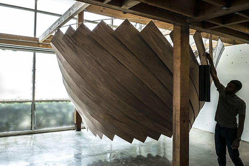 36 fiberglass rods are interwoven with active textile-like material