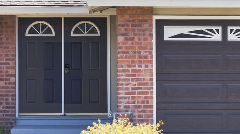 Easy-to-install and comes in metal finish suitable for most of standard doors