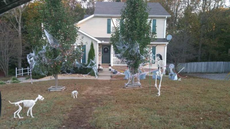 Clarksville family’s Halloween decoration