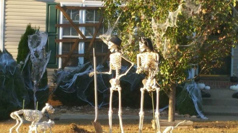 Clarksville family’s Halloween backyard decoration