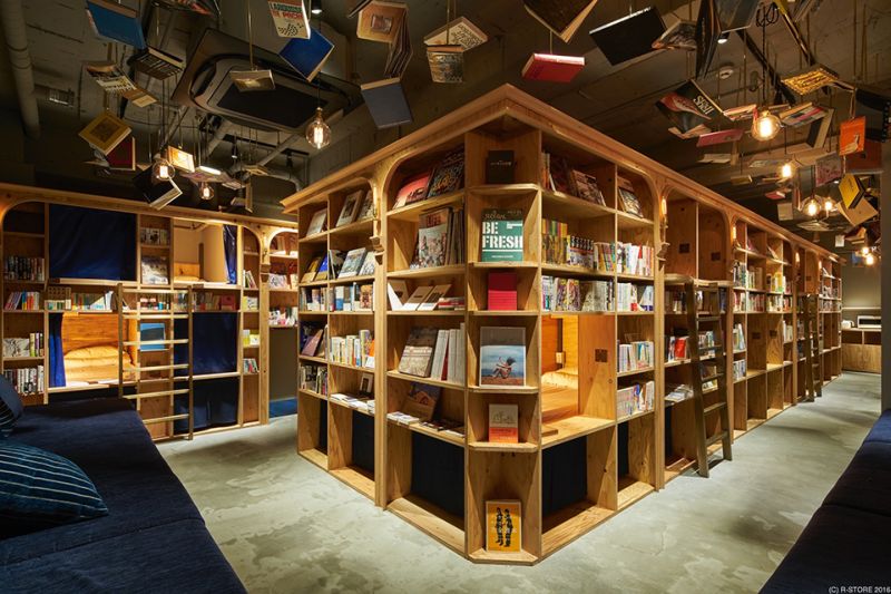 Bookshelf ceiling and bunks incorporated in the bookshelf