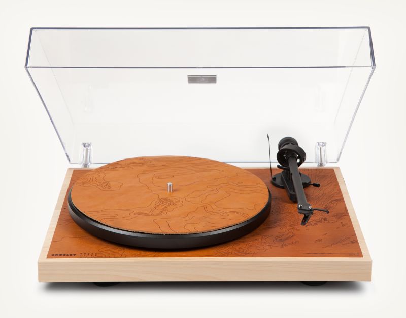 Turntable made of birch wood and Modern Saddle
