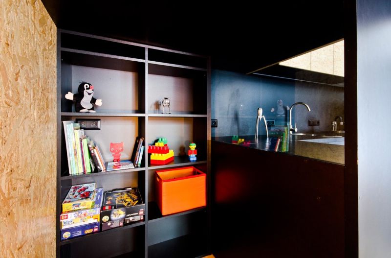 The hidden playing area in box shape for the little kid