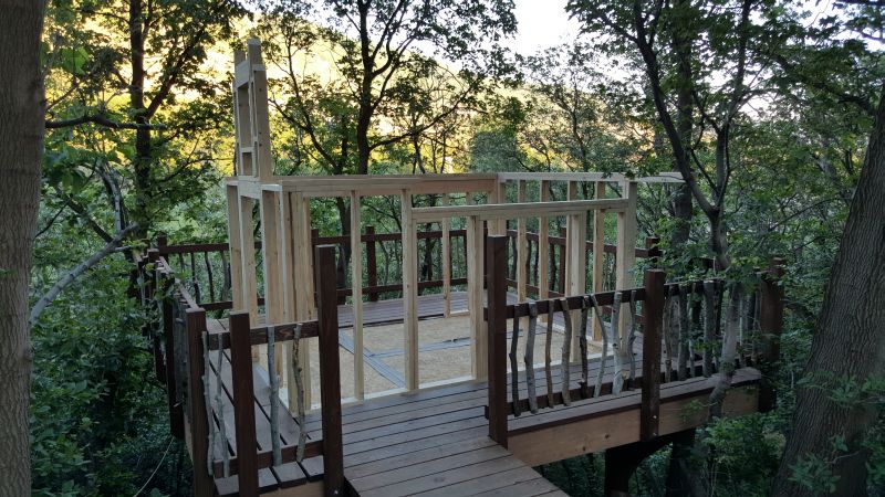This DIY built mini treehouse in Western US features a slide for kids_6