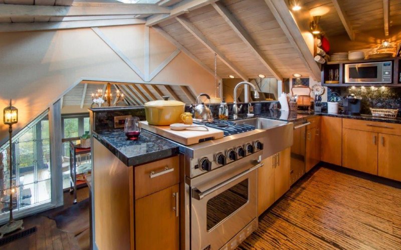 Kitchen equipped with Viking range