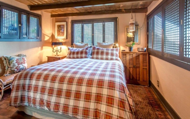 Stylish windows in bedroom