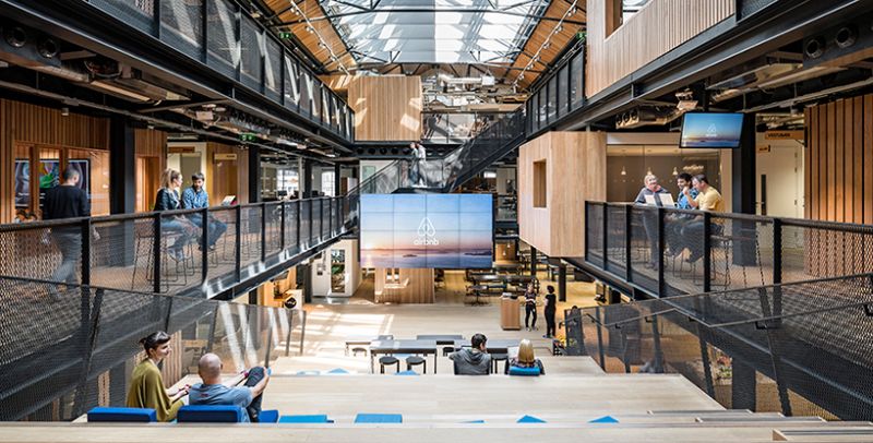 Multi=functional central lounge
