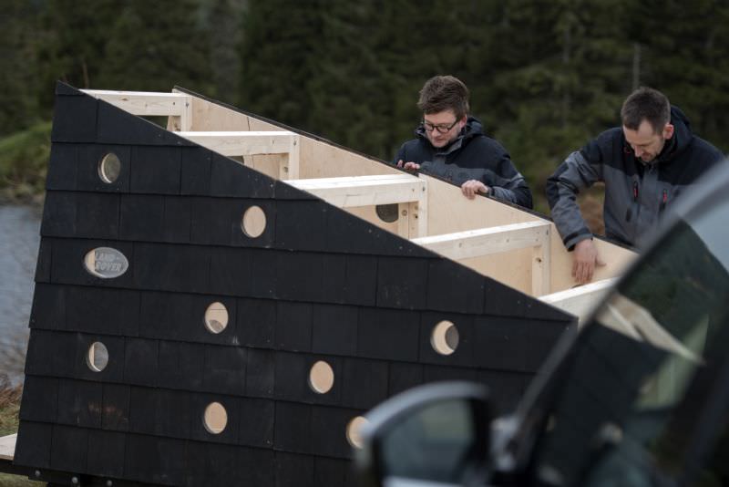 Building the sturdy Christmas cabin