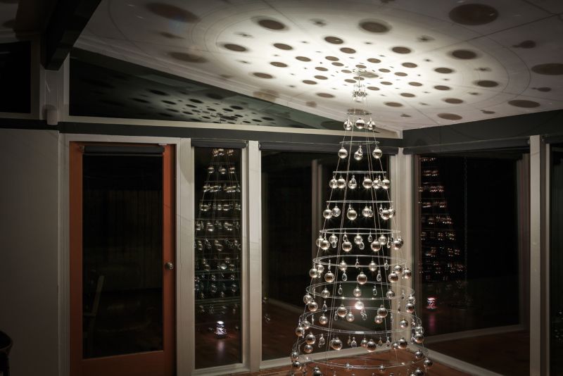 lights up space with different patterns