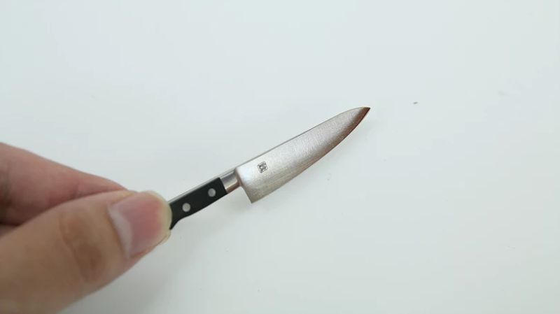 Mini knife for cutting small food items