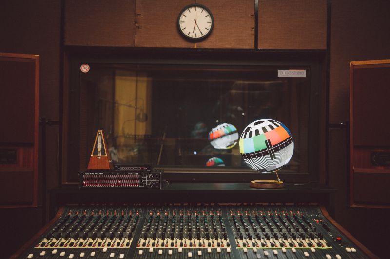 TV test card-inspired Mono lamp