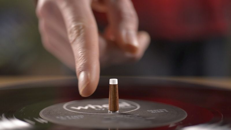Miniot’s Wheel turntable hides tonearm under the record