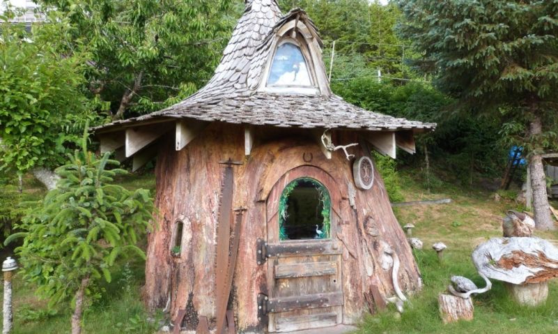 Real-life hobbit house built out of a single tree trunk