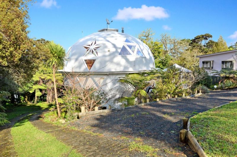 Dome house by Noel Fuller & Helen McCabe
