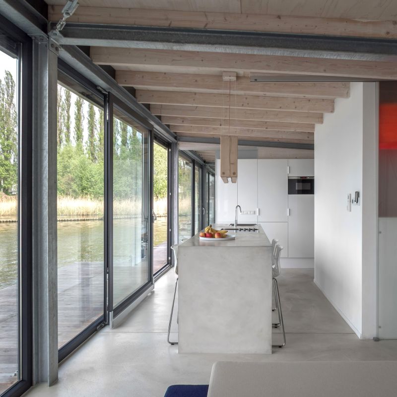 This houseboat mooring on Spree river bay is a perfect getaway in Berlin