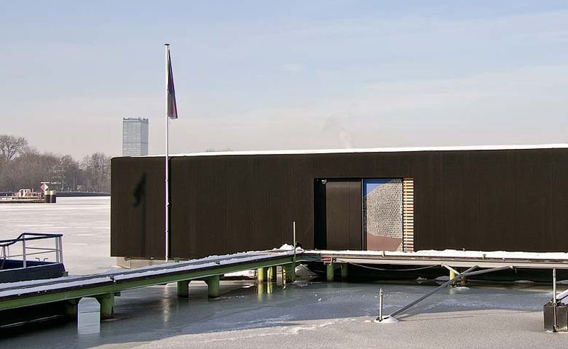 This houseboat mooring on Spree river bay is a perfect getaway in Berlin
