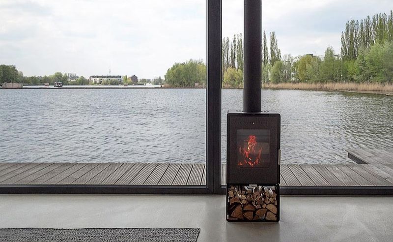 This houseboat mooring on Spree river bay is a perfect getaway in Berlin