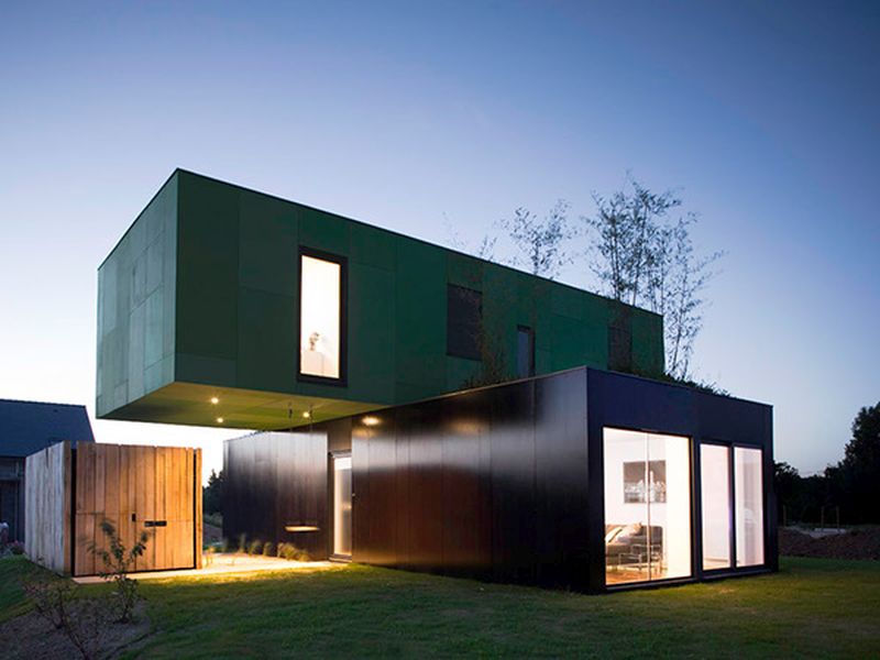 Crossbox, a cantilevered modular shipping container house