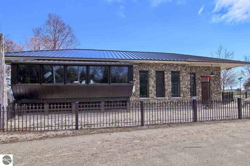 Detroit’s solar-powered train car home