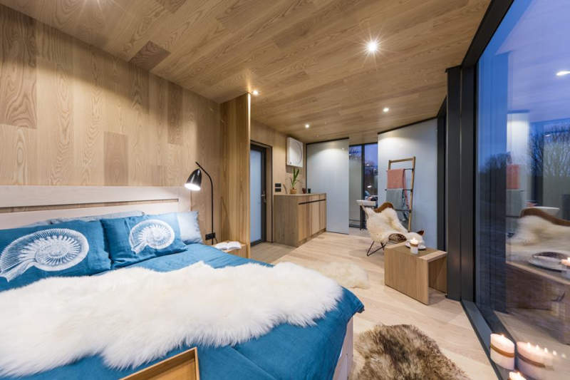 OOD mirror cabin can be set up in 8 hours as a vacation rental