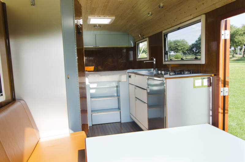 Tonke Woodline truck camper features hydraulic system to detach living unit from truck bed