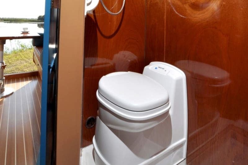 Tonke Woodline truck camper features hydraulic system to detach living unit from truck bed