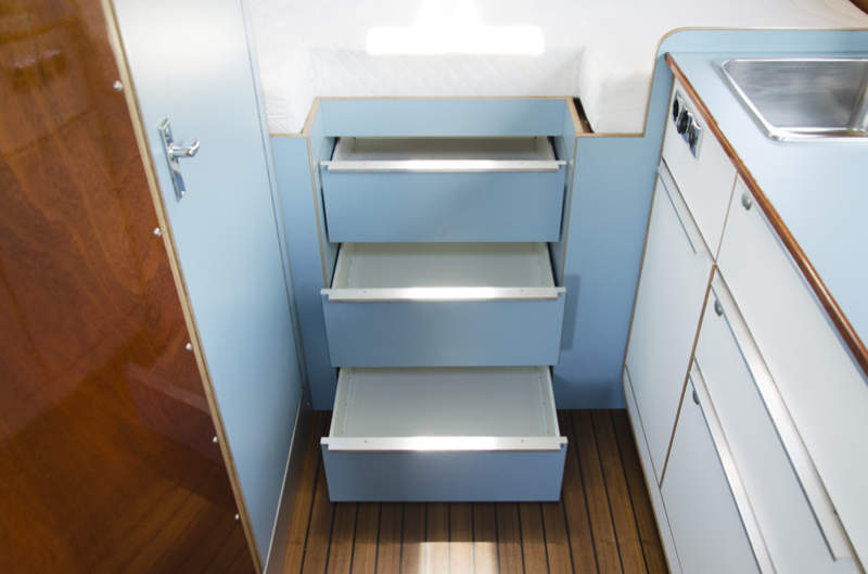 Tonke Woodline truck camper features hydraulic system to detach living unit from truck bed