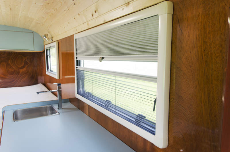 Tonke Woodline truck camper features hydraulic system to detach living unit from truck bed