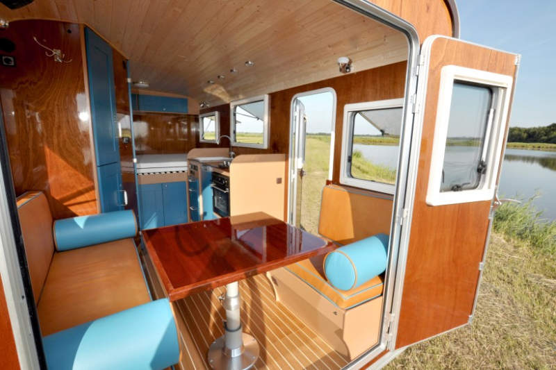 Tonke Woodline truck camper features hydraulic system to detach living unit from truck bed