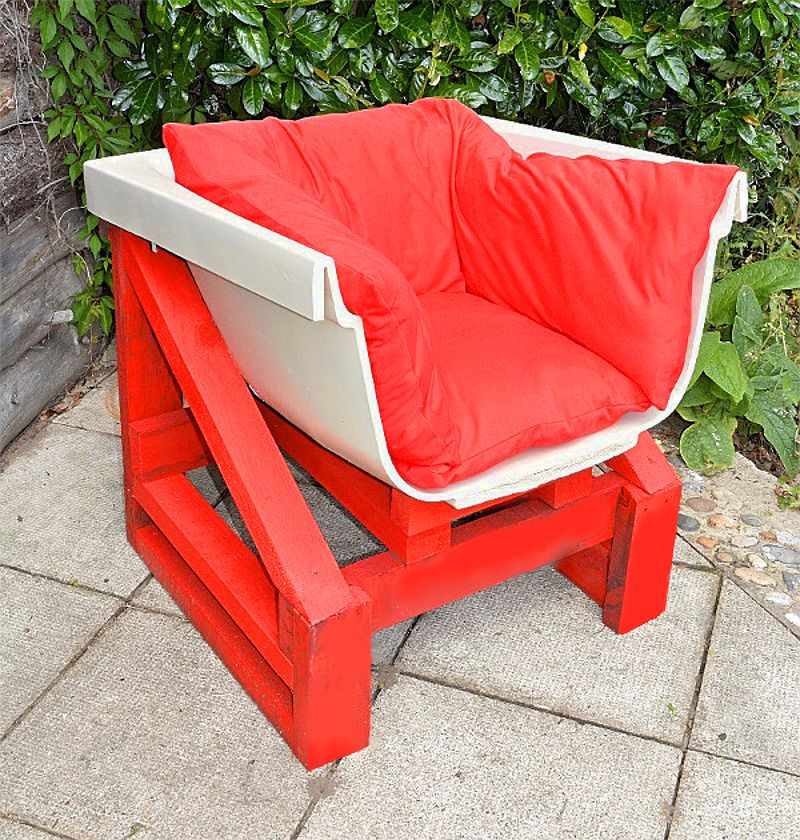 Old bathtub into garden chair