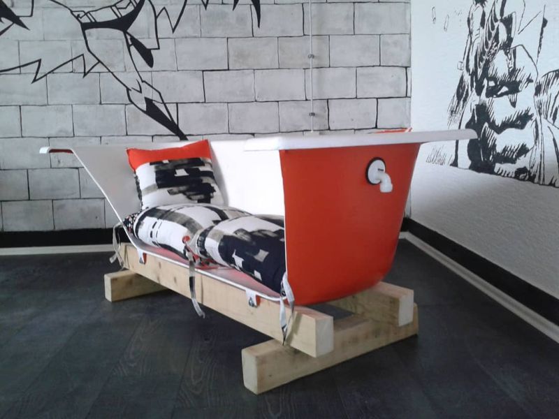 Old bathtub into comfy sofa