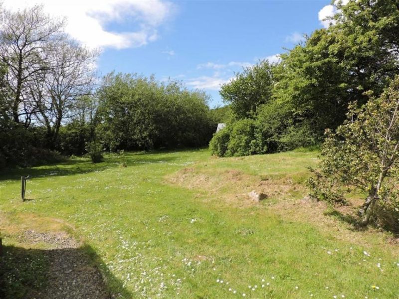 Ty cwrdd bach hobbit house surroundings