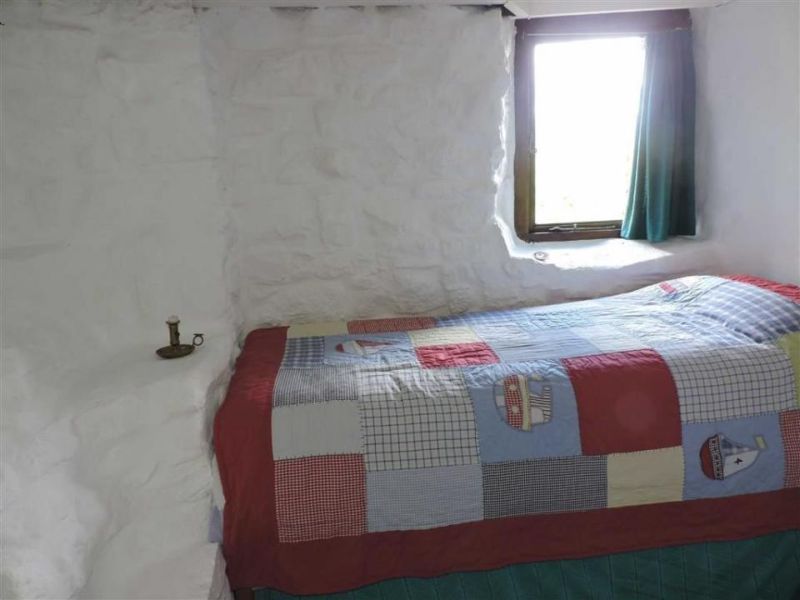 Off-grid Ty cwrdd bach hobbit house