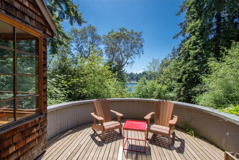 Round deck on second floor of Treehouse Tower