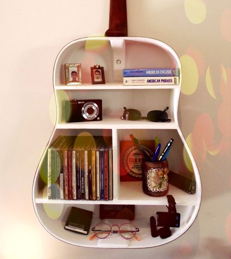 La harpe-déco? Comment recycler une harpe! Guitar-book-shelf_4