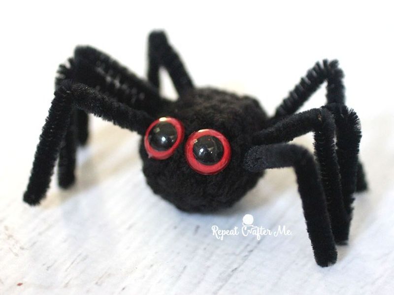 Crochet Halloween black cat wreath spider