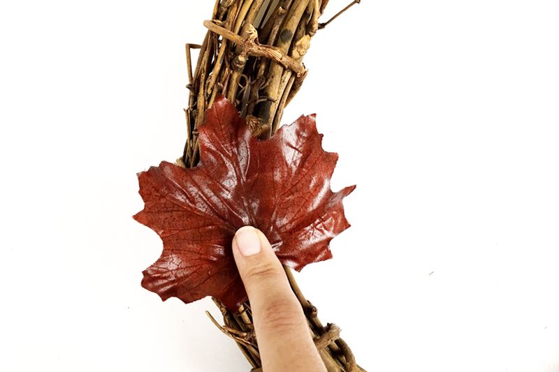Easy Halloween Fall foliage DIY leaf wreath