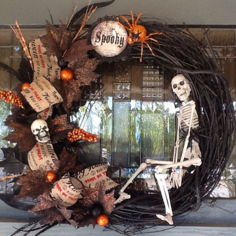 80+ DIY Halloween Wreath Ideas to Try in 2018