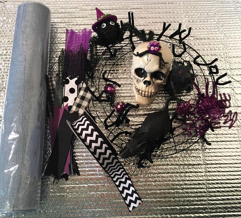 Skull spider and rat wreath for Halloween