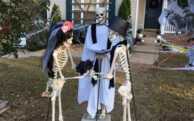 10 spooky outdoor Halloween decoration ideas for festival of the dead