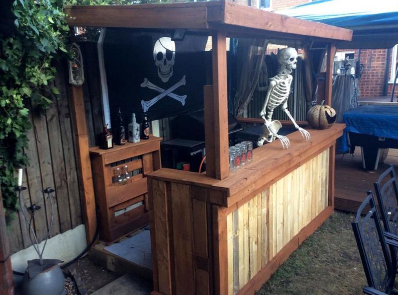 Pallet wood bar for Halloween