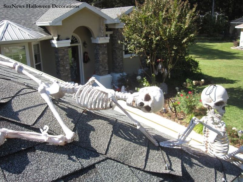 Skeleton Halloween roof decoration