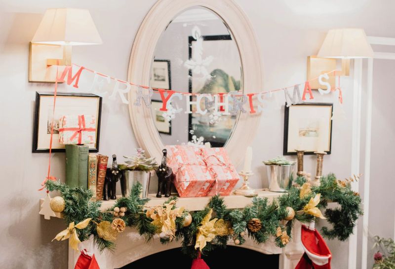 Ribbons, garlands, wreaths and other Christmas decorations