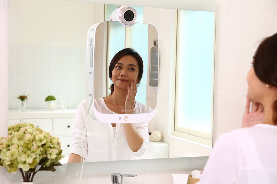 World's first wrinkle detector HiMirror 