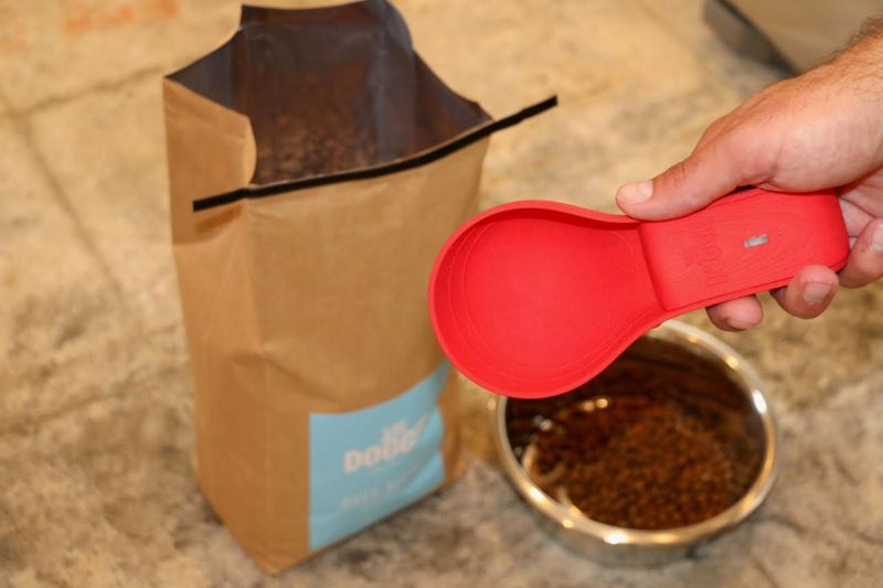 This Smart Scoop for Dog Food Curbs Your Pooch Eating Habits