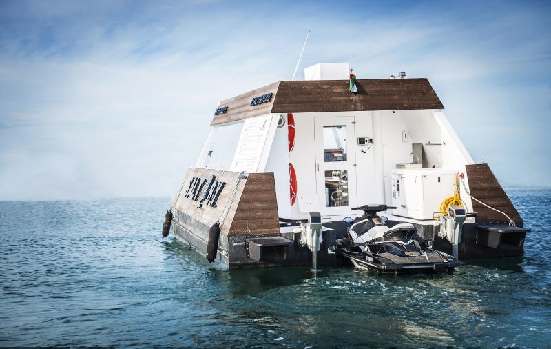 Aqua Pod: The World’s First Floating Food Cart Debuts in Dubai