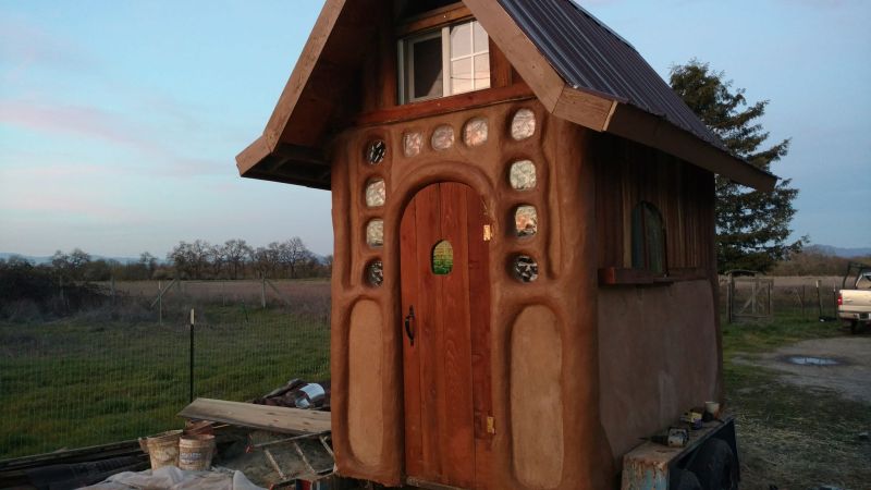 Miguel Elliott (Sir Cobalot) Creates cob houses